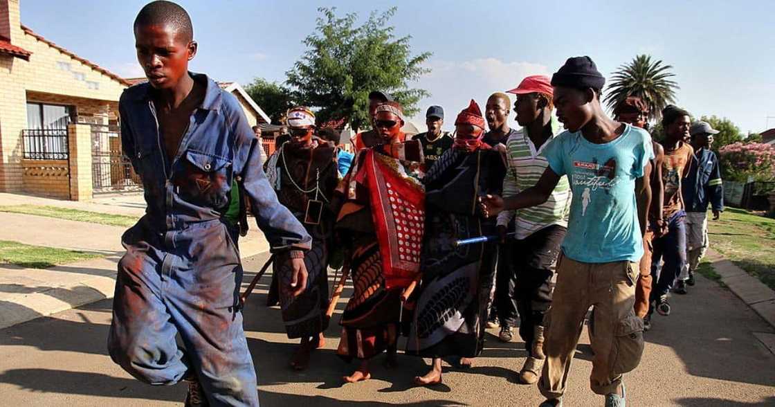 Video, People Chased, Man in Cultural Attire SA Video, People Chased, Man in Cultural Attire SA