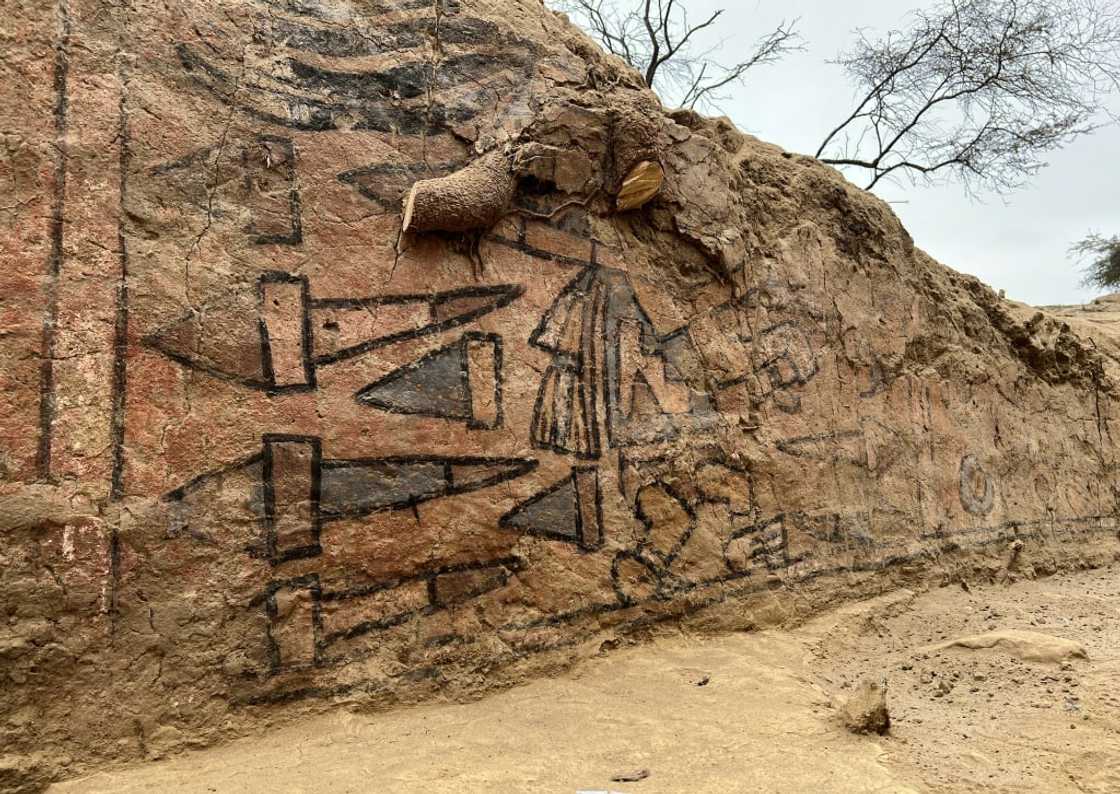 The pre-Hispanic fresco "Huaca pintada", in northern Peru, had not been seen in a century. The pre-Hispanic fresco "Huaca pintada", in northern Peru, had not been seen in a century.