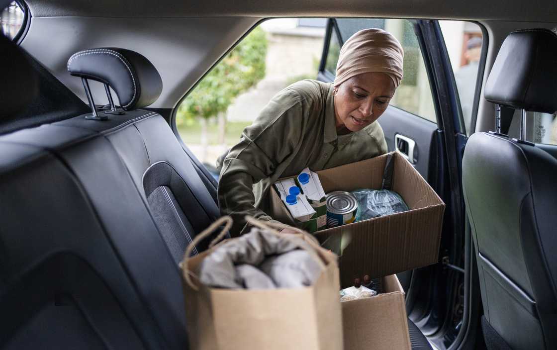 A charitable woman was snapped making a donation