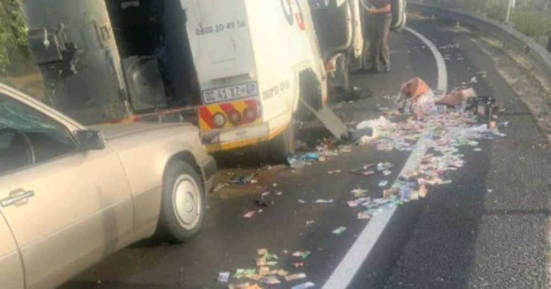 N7 offramp, N1, cash-in-transit heist, ER24, Cape Metro EMS, police, looting N7 offramp, N1, cash-in-transit heist, ER24, Cape Metro EMS, police, looting