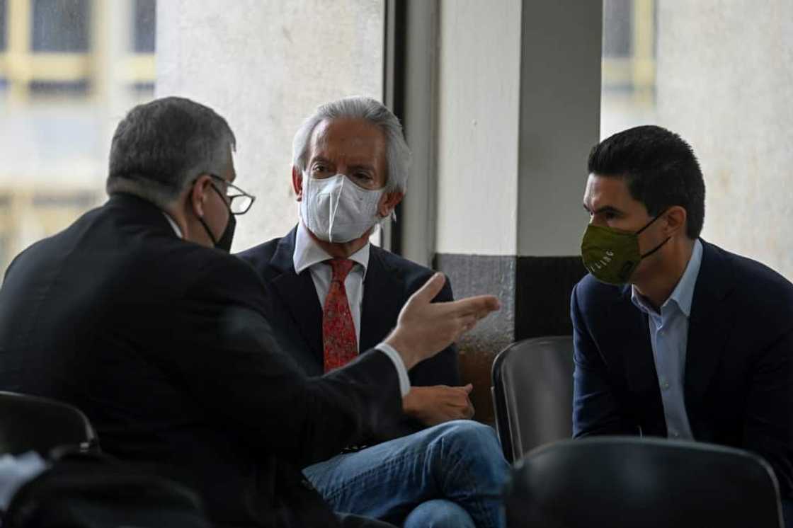Guatemalan journalist Jose Ruben Zamora (C), president of the newspaper El Periodico, speaks to his lawyer (L) and his son Jose Zamora, during a break in his hearing at the Justice Palace in Guatemala City, on August 8, 2022 Guatemalan journalist Jose Ruben Zamora (C), president of the newspaper El Periodico, speaks to his lawyer (L) and his son Jose Zamora, during a break in his hearing at the Justice Palace in Guatemala City, on August 8, 2022
