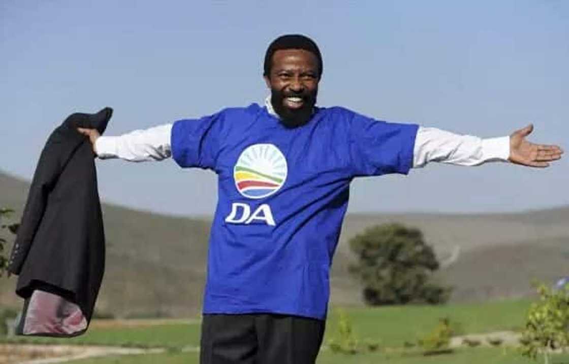 Buyelekhaya Dalindyebo bio, age, children, wife, parents, release from jail, house, profile. Buyelekhaya Dalindyebo bio, age, children, wife, parents, release from jail, house, profile.