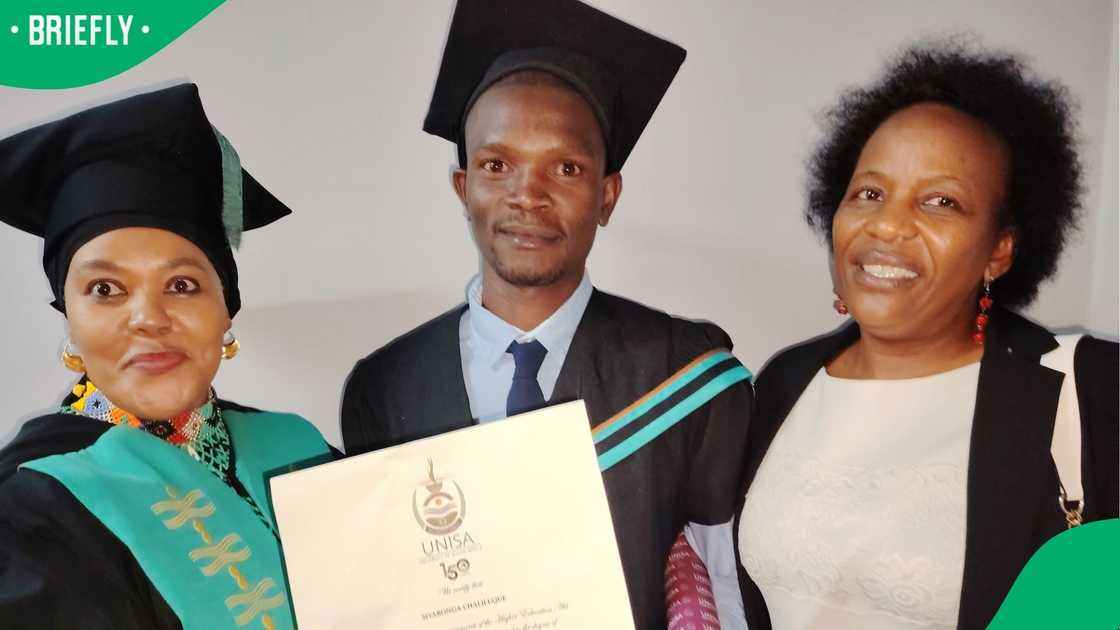 Prof Sindile Ngubane, Acting HoD: Institute for Open Distance Learning: College of
Education, Siyabonga Chaliluque, and Dr Joyce Myeza, Regional Director: KwaZulu-Natal Region.