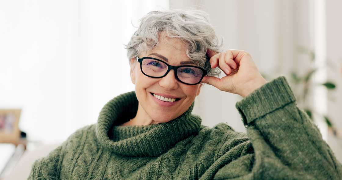 An older woman smiling.