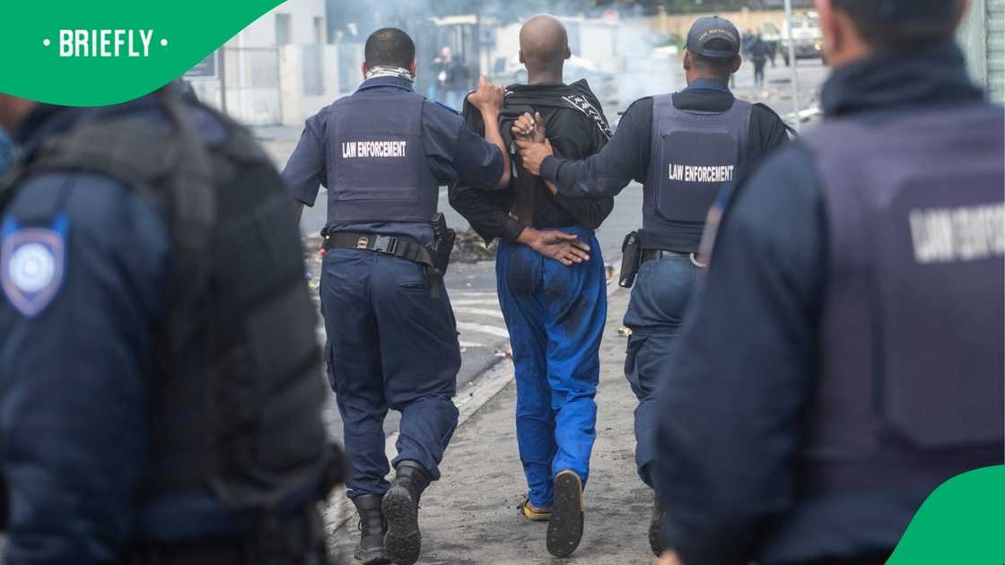 Hawks arrest suspect after 6 months on the run for murdering Durban Metro cop and 2 others Hawks arrest suspect after 6 months on the run for murdering Durban Metro cop and 2 others