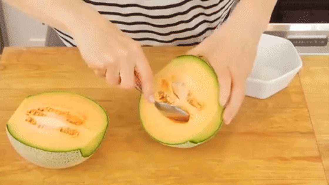 How to cut a cantaloupe fruit How to cut a cantaloupe fruit
