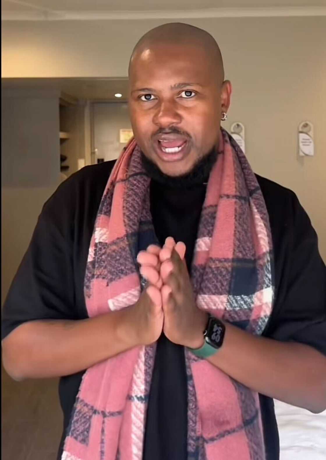 The sight of a man overwhelmed at Menlyn Mall in South Africa amused many onlookers. The sight of a man overwhelmed at Menlyn Mall in South Africa amused many onlookers.