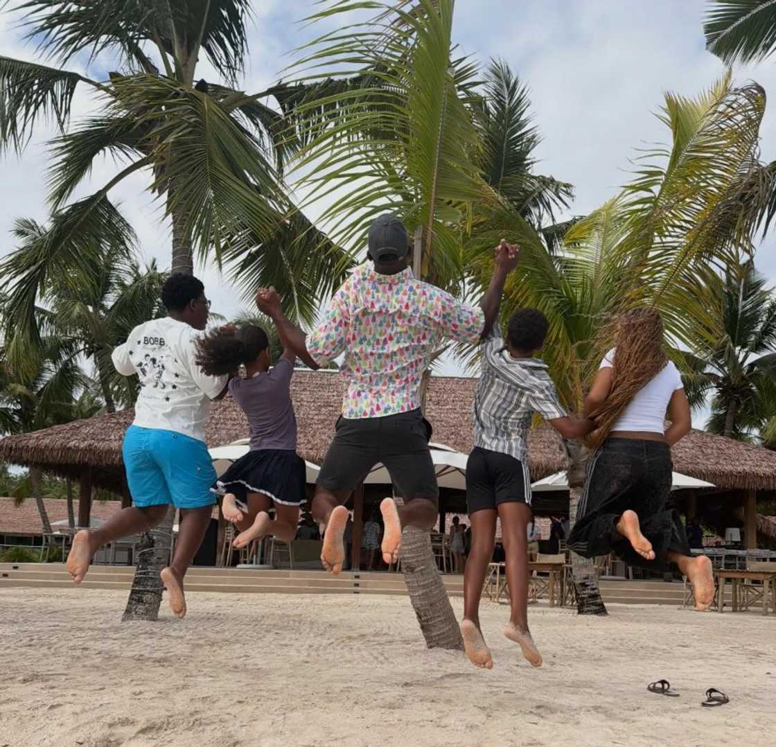 Siya Kolisi on festive vacation with kids and siblings Siya Kolisi on festive vacation with kids and siblings