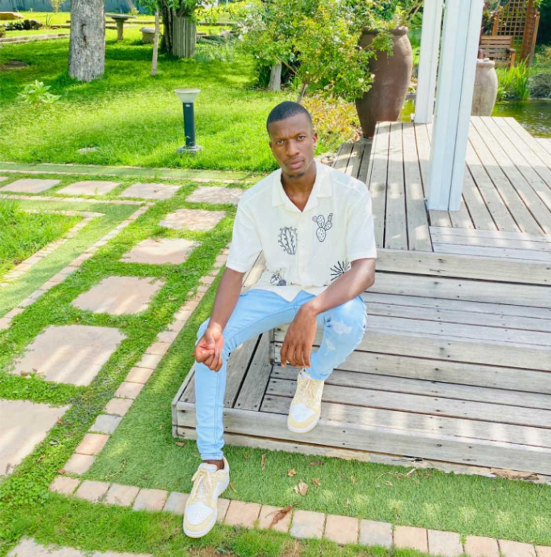 SA peeps motivated a young man to focus on his studies and say when he needs money for food SA peeps motivated a young man to focus on his studies and say when he needs money for food