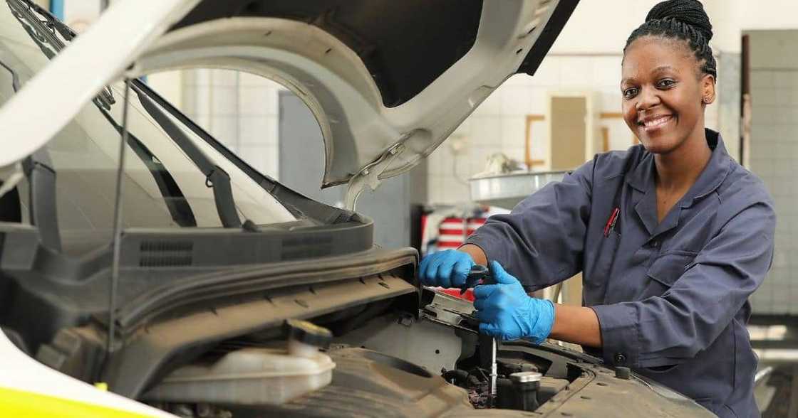 Constable Sikelelwa Sifingo repairs car