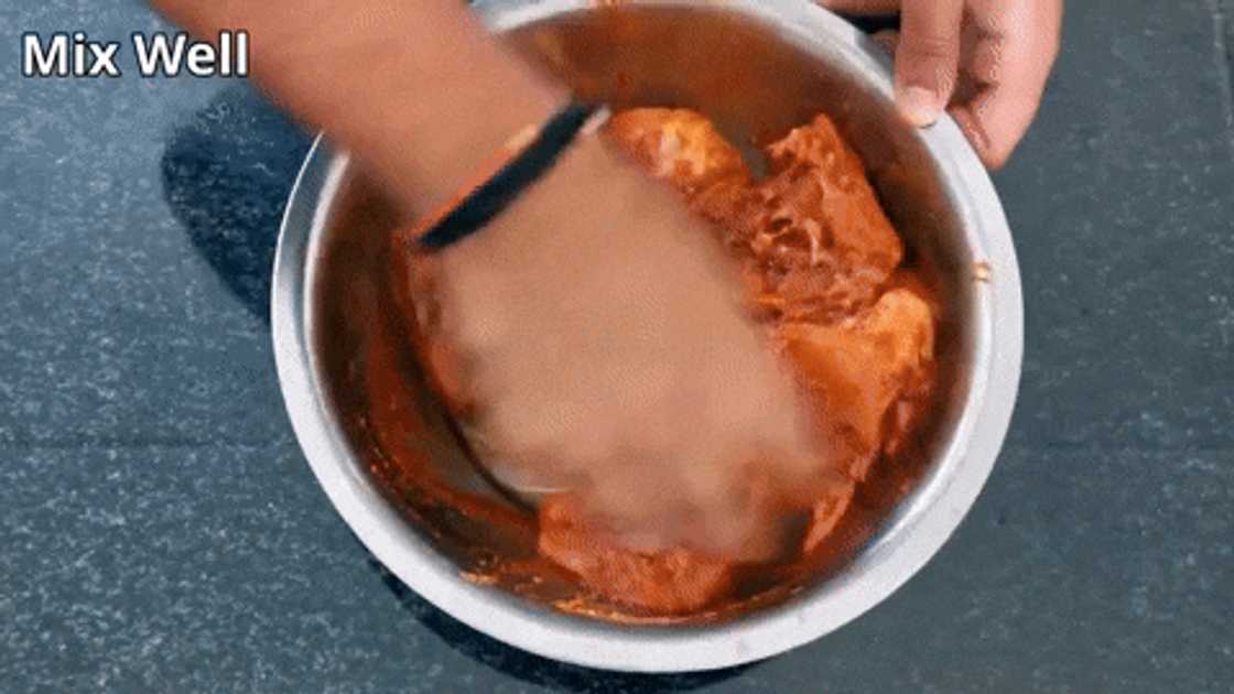 Marinating chicken pieces Marinating chicken pieces