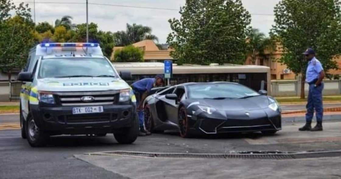 Mzansi Shares Hilarious Thoughts About Cops Pulling over Lambo Driver Mzansi Shares Hilarious Thoughts About Cops Pulling over Lambo Driver