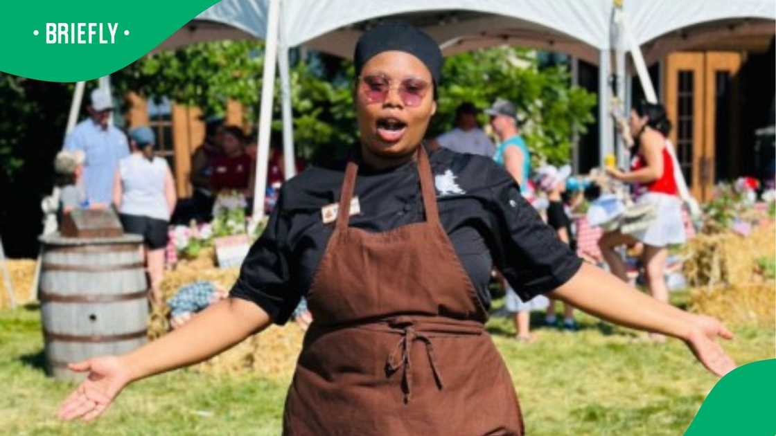 Chef shows American ready-made coleslaw in a TikTok video