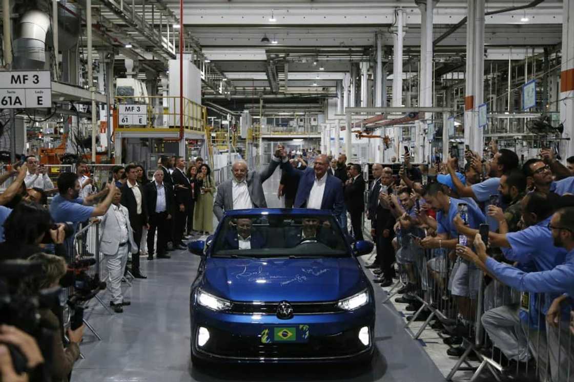 Brazilian President Luiz Inacio Lula da Silva (L) and his vice-president, Geraldo Alckmin, greet workers as they visit the Volkswagen car factory Brazilian President Luiz Inacio Lula da Silva (L) and his vice-president, Geraldo Alckmin, greet workers as they visit the Volkswagen car factory