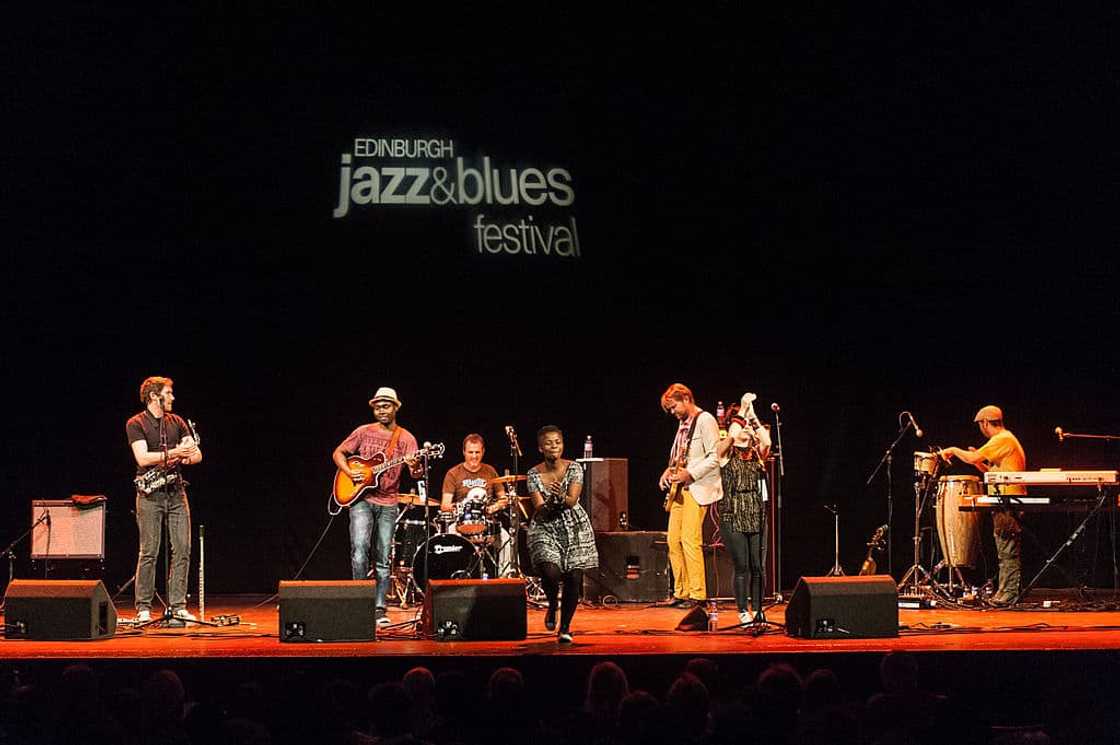 Who is the singer in Freshlyground? Who is the singer in Freshlyground?