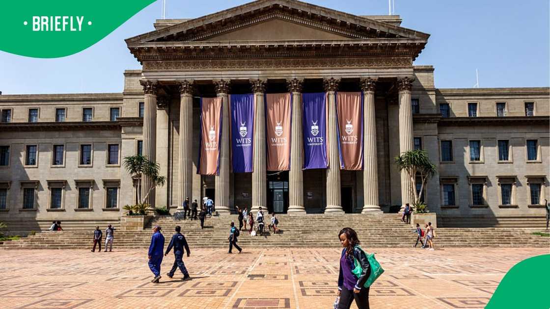 Picture of people walking at the Witwatersrand University Picture of people walking at the Witwatersrand University