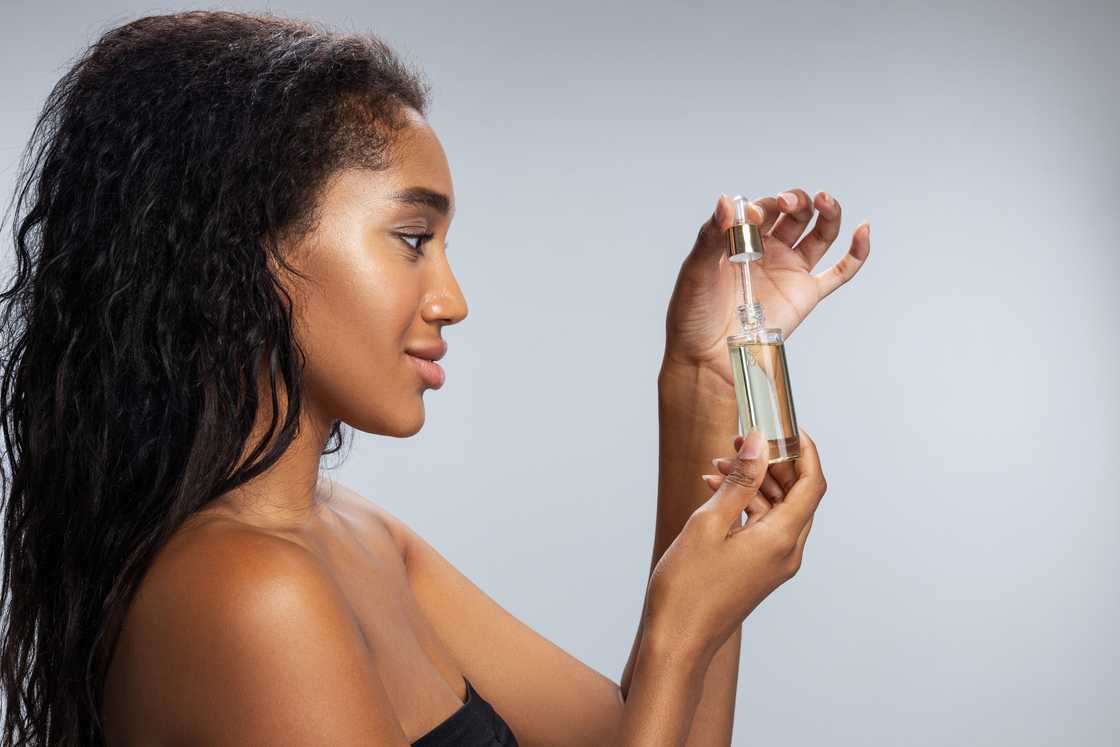 Removing false eyelashes with oil-based makeup remover Removing false eyelashes with oil-based makeup remover