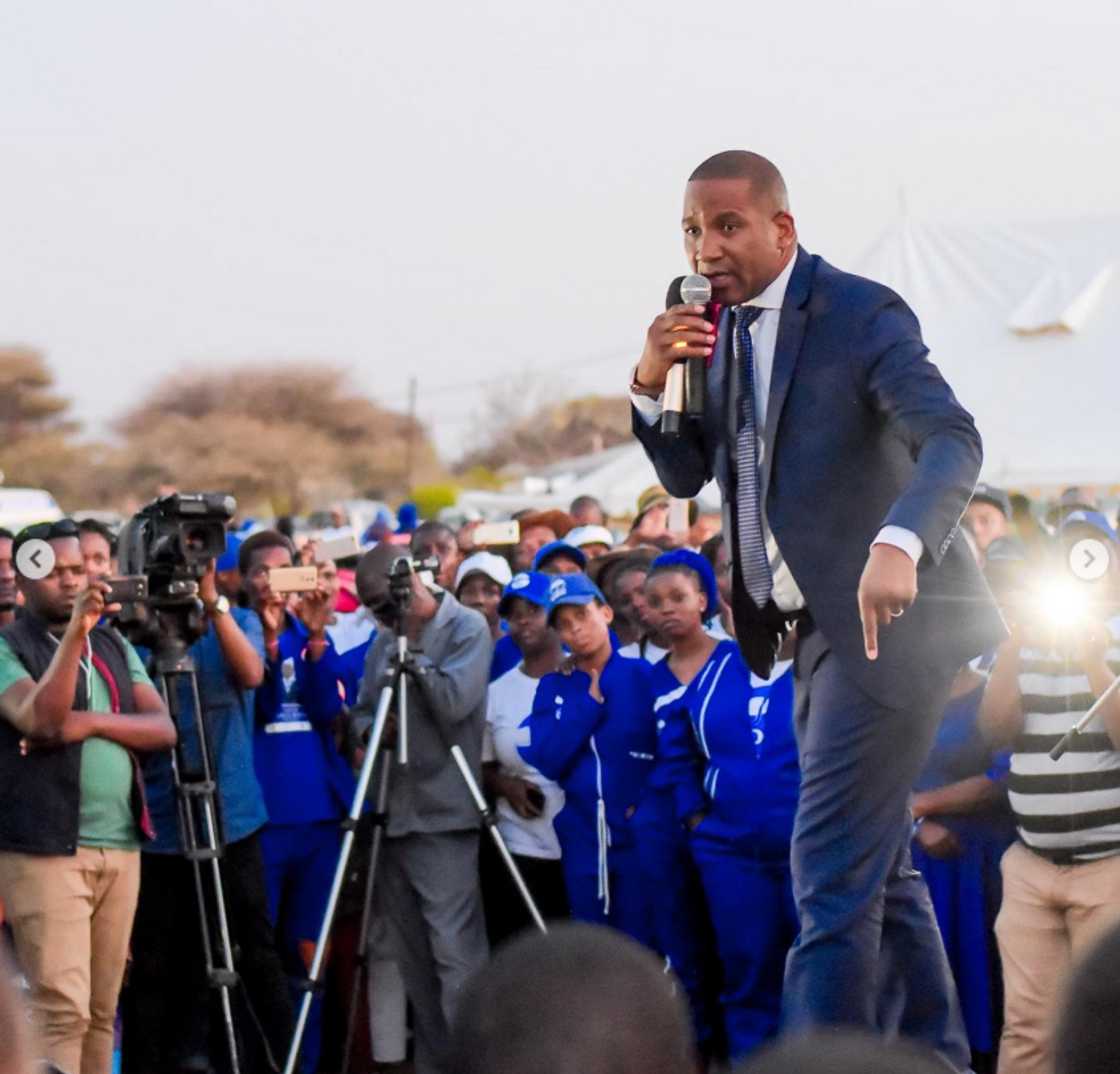 Social media users were impressed by a president who casually went to a shop Social media users were impressed by a president who casually went to a shop