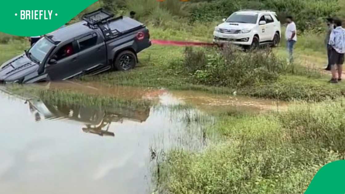 Fortuner tries to tow large bakkie Fortuner tries to tow large bakkie