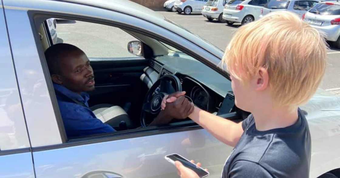 Mzansi applauds honest Uber driver for returning boy's iPhone Mzansi applauds honest Uber driver for returning boy's iPhone