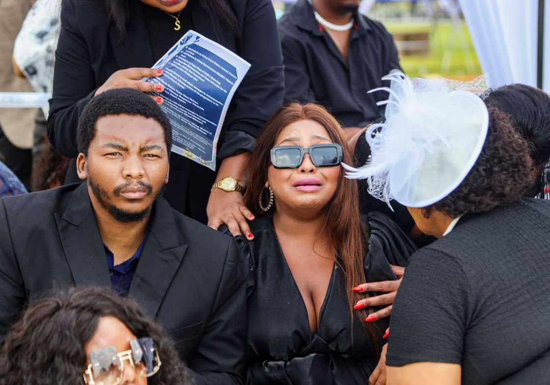 Rethabile khumalo cries at her mom's burial