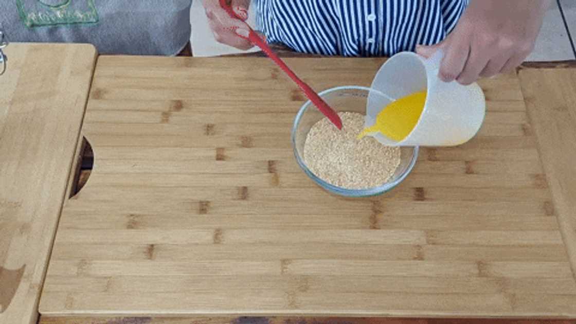 Making the marshmallow tart base Making the marshmallow tart base