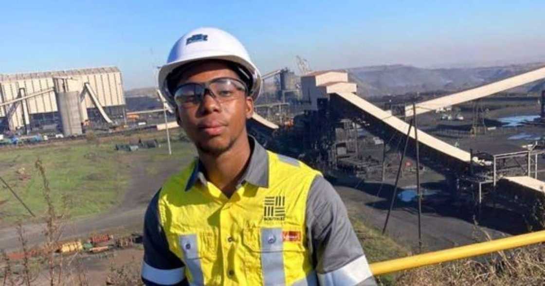Mzansi social media users are celebrating Nkosana Mlotshwa's story after getting a job. Image: @VarsityWorld/Facebook Mzansi social media users are celebrating Nkosana Mlotshwa's story after getting a job. Image: @VarsityWorld/Facebook