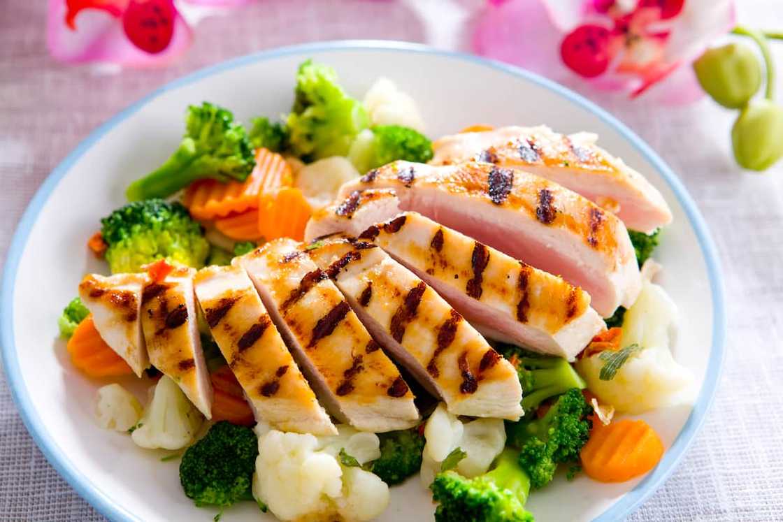 Grilled chicken fillet with veggies