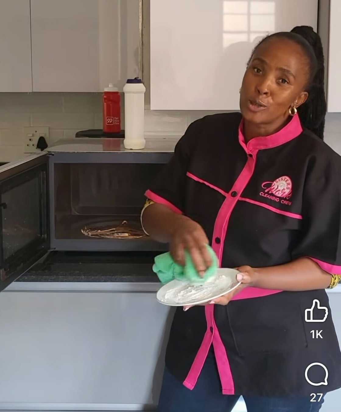 In a video, Mbali Nhlapo, the housekeeper, revealed a clever hack for removing rust from a microwave. In a video, Mbali Nhlapo, the housekeeper, revealed a clever hack for removing rust from a microwave.