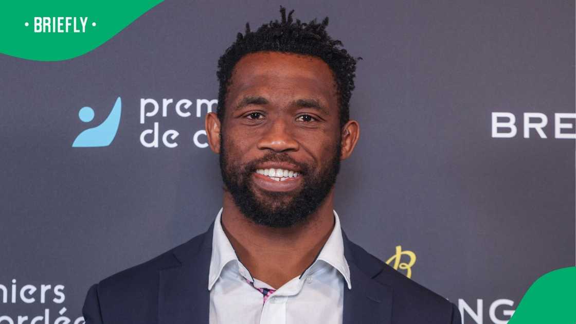 Siya Kolisi smiling for the cameras at a charity dinner. Siya Kolisi smiling for the cameras at a charity dinner.