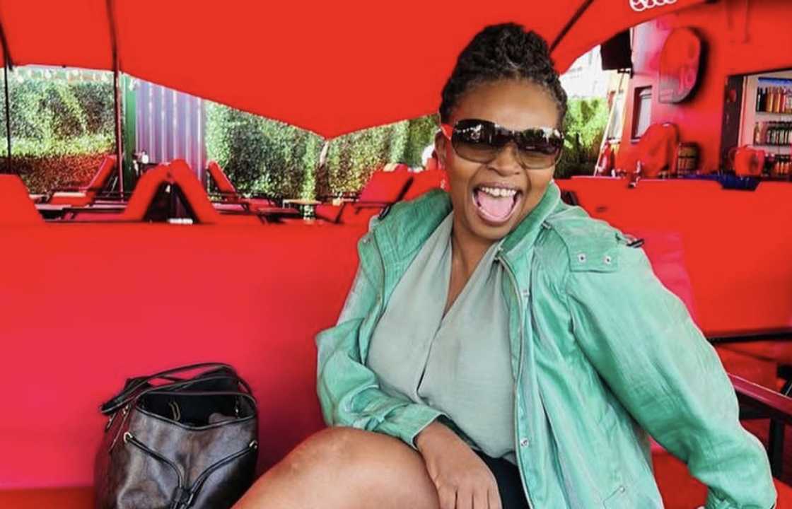 Nambitha Mpumlwana showed love to her fans Nambitha Mpumlwana showed love to her fans