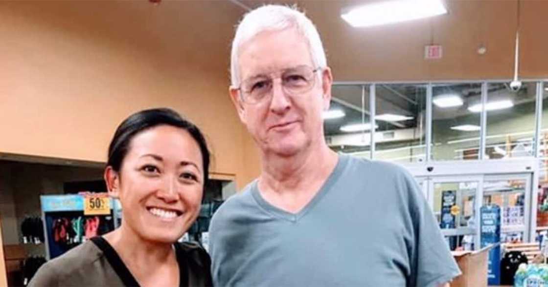 A stranger paid Becky Loos's shopping. A stranger paid Becky Loos's shopping.