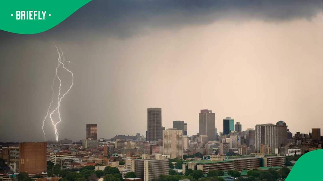 Dark storm clouds gather over a city skyline as a lightning bolt strikes in the distance, illustrating the cool, unsettled weather conditions and isolated thunderstorms forecast for parts of South Africa. Dark storm clouds gather over a city skyline as a lightning bolt strikes in the distance, illustrating the cool, unsettled weather conditions and isolated thunderstorms forecast for parts of South Africa.