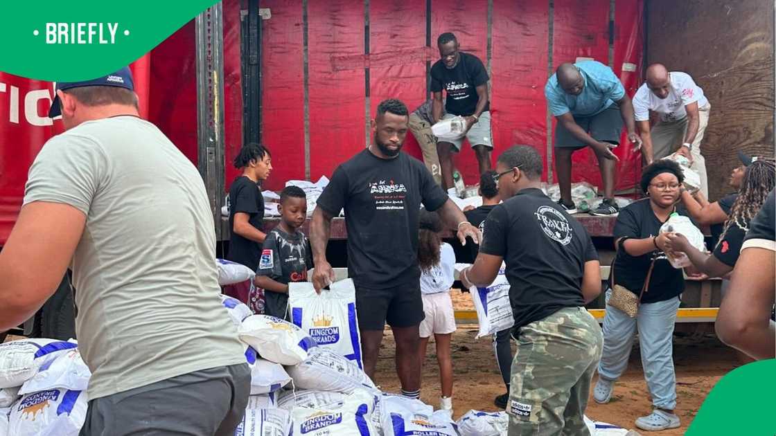 Bok skipper Siya Kolisi helped feed the community while on holiday in Zimbabwe.