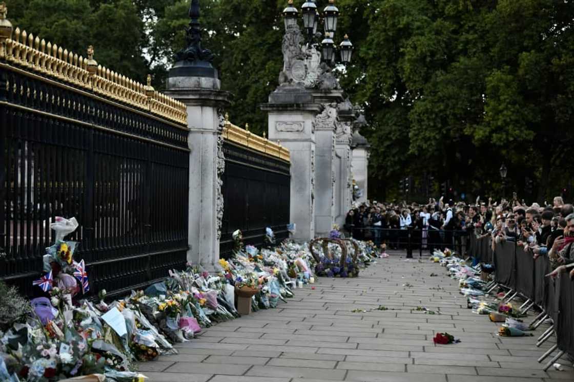 Members of the public left floral tributes to the queen outside Buckingham Palace