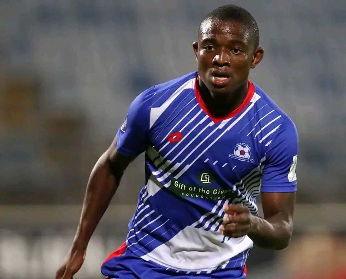 Lungelo Bhengu, a talented and versatile defender, has emerged as a key transfer target for Kaizer Chiefs.