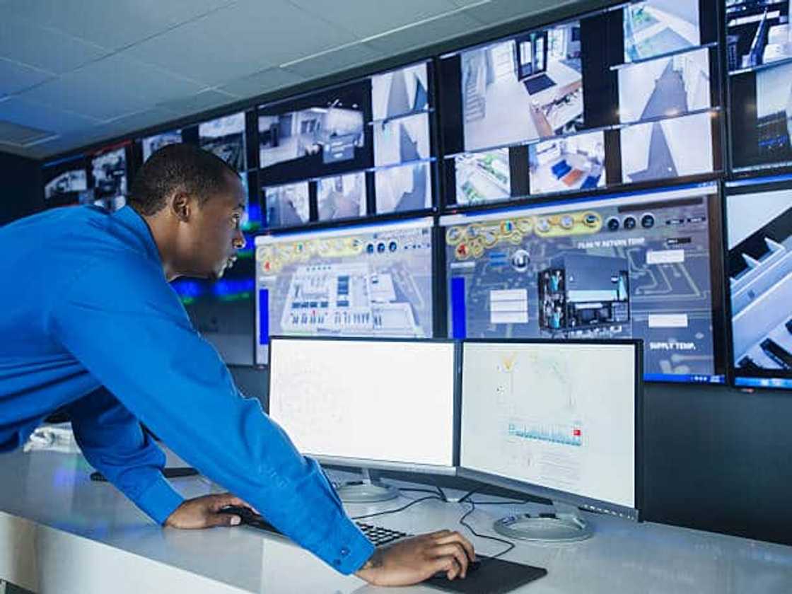 How much does a Grade B security officer earn in South Africa? How much does a Grade B security officer earn in South Africa?