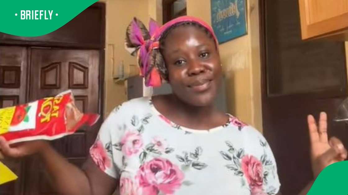 Woman from Ghana tries South African food