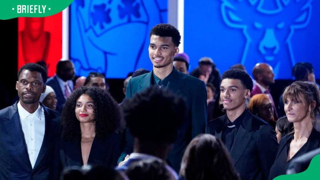Victor (C) poses with his father, Félix (L), sister, Ève (2nd L), brother Oscar (2nd R) and mother, Élodie de Fautereau (R), during the 2023 NBA Draft at Barclays Center Victor (C) poses with his father, Félix (L), sister, Ève (2nd L), brother Oscar (2nd R) and mother, Élodie de Fautereau (R), during the 2023 NBA Draft at Barclays Center