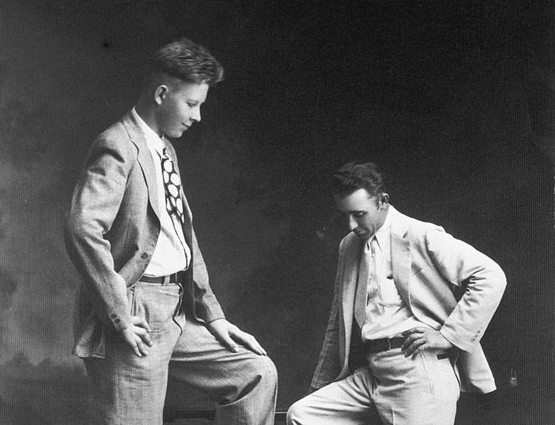Robert Wadlow at 13 (L) with Jack Steren (R) Robert Wadlow at 13 (L) with Jack Steren (R)