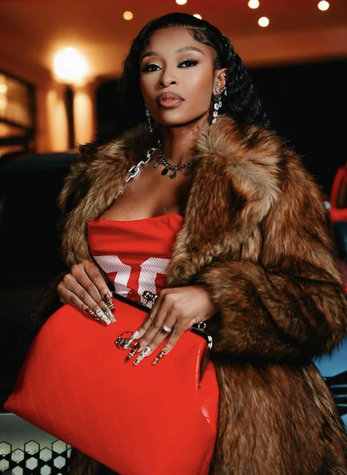 DJ Zinhle's outfit choise was met with mixed reactions DJ Zinhle's outfit choise was met with mixed reactions
