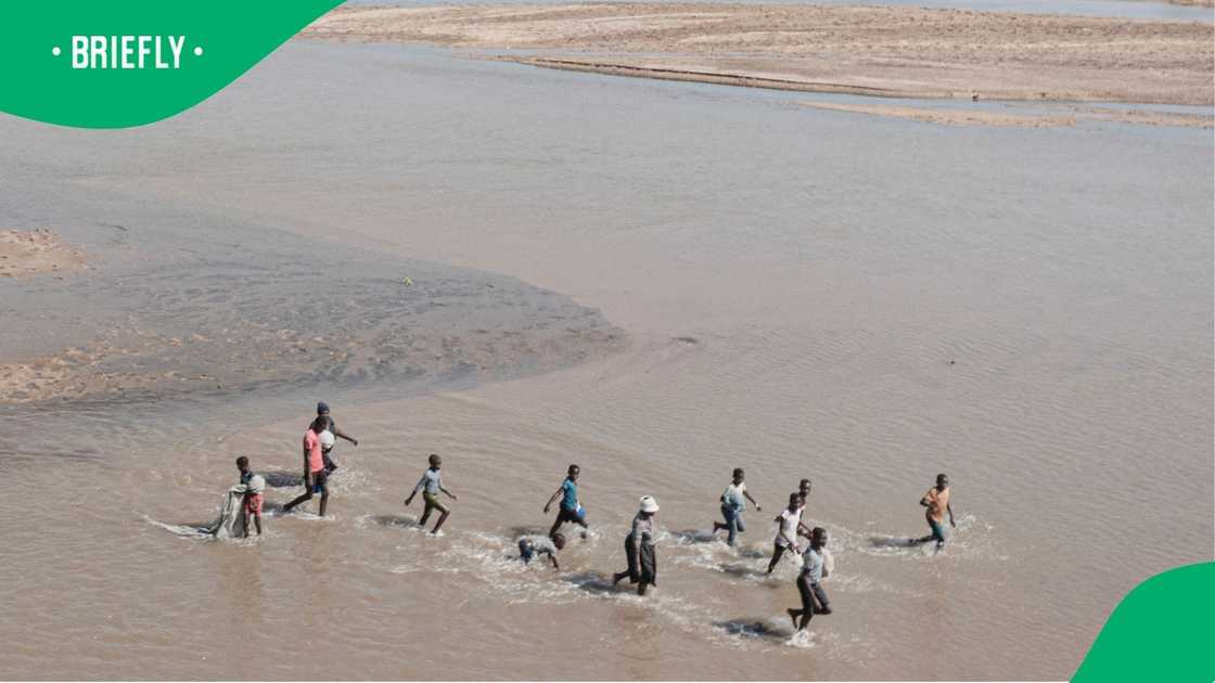 An aerial view of foreigners crossing the Limpopo River. An aerial view of foreigners crossing the Limpopo River.