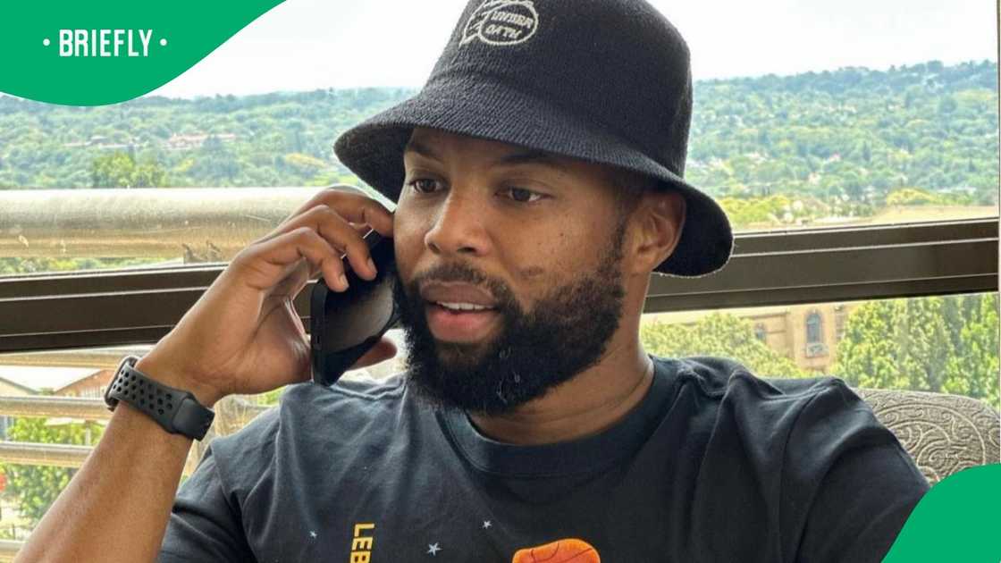 South Africans drag Sizwe Dhlomo South Africans drag Sizwe Dhlomo