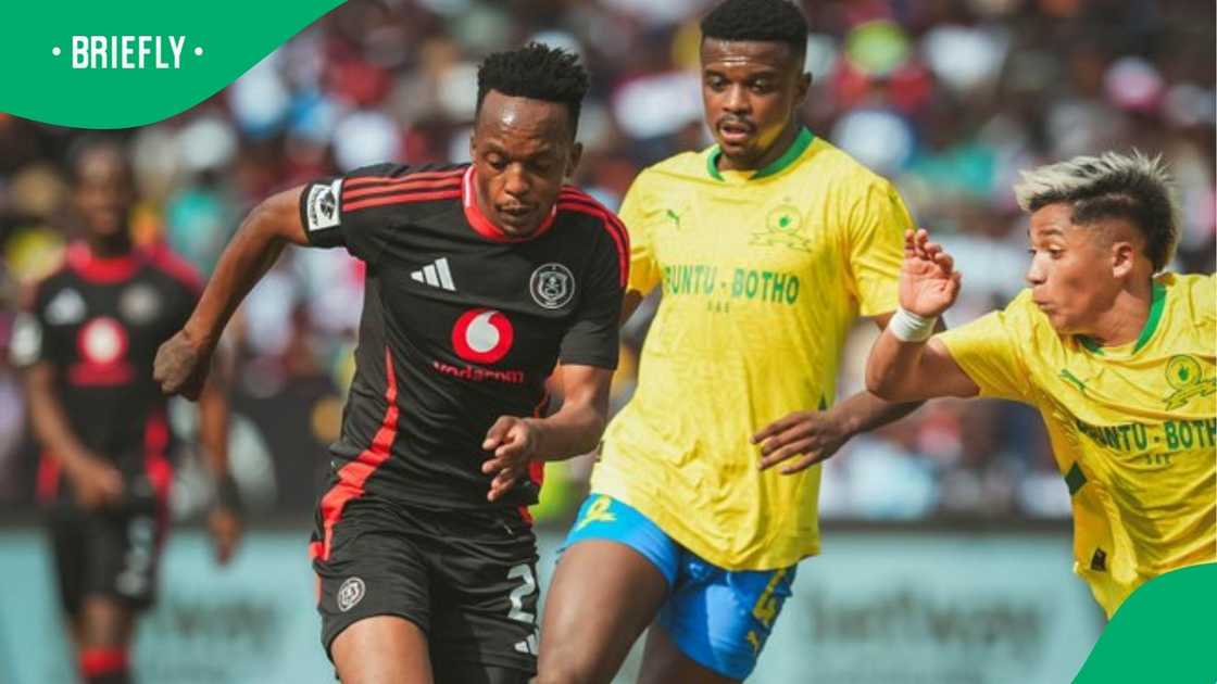 Patrick Maswanganyi and Teboho Mokoena battle for the ball during Sundowns vs Pirates clash.