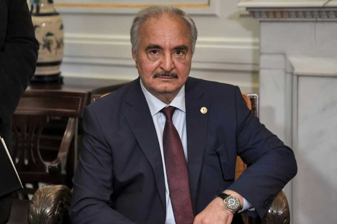 Photo prise le 17 janvier 2020 montrant le maréchal libyen Khalifa Haftar lors de discussions à Athènes avec le ministre grec des Affaires étrangères