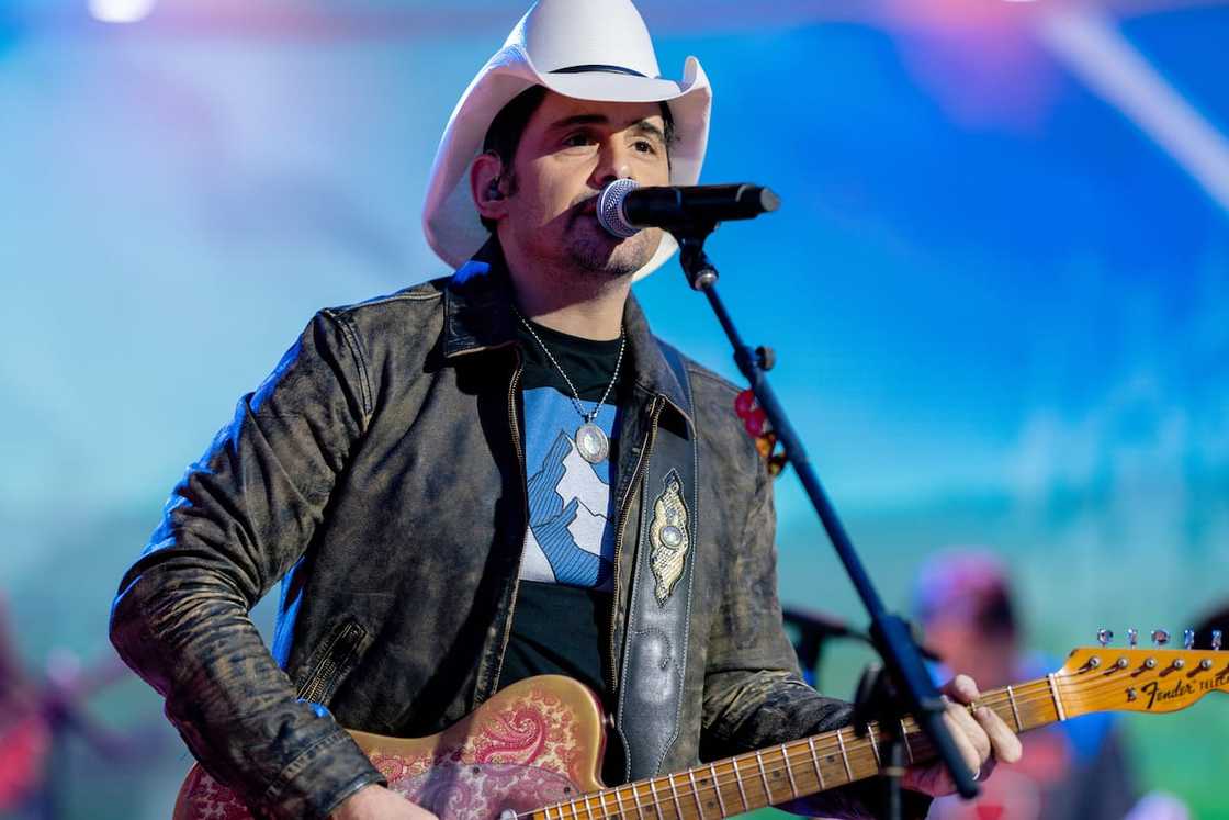 Brad Paisley playing guitar Brad Paisley playing guitar