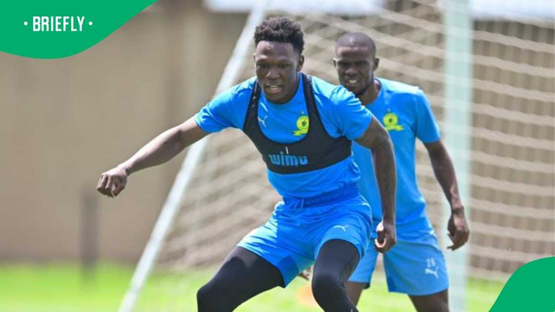 Mamelodi Sundowns sign Lebo Mothiba amid links Kaizer Chiefs and other clubs. Mamelodi Sundowns sign Lebo Mothiba amid links Kaizer Chiefs and other clubs.