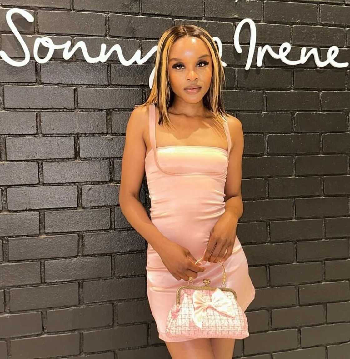 A woman shared why people attend church for the wrong reasons as she called out a lady for watching Snapchat stories during a sermon. A woman shared why people attend church for the wrong reasons as she called out a lady for watching Snapchat stories during a sermon.