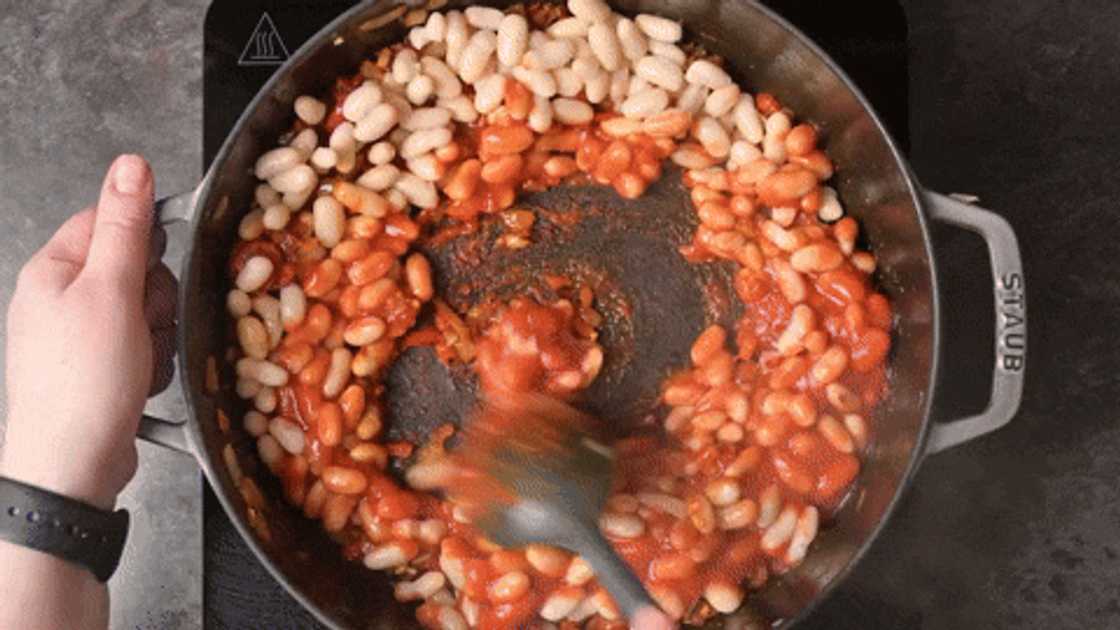 Preparing bean curry Preparing bean curry