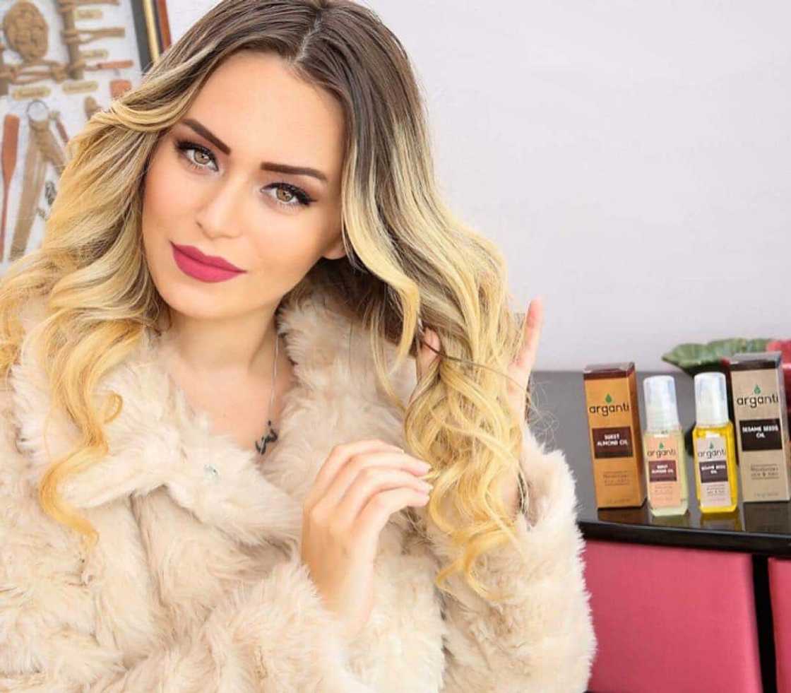 Dilara Yuzer (Gonca Tunc) Dilara Yuzer (Gonca Tunc)